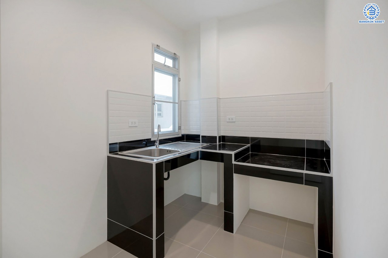 บ้านมือสองตกแต่งใหม่ โครงการ ไลฟ์ บางกอก บูเลอวาร์ด ราชพฤกษ์-รัตนาธิเบศร์ เนื้อที่ 50.3 ตร.ว. ดีไซน์ตอบทุกไลฟ์สไตล์ ฟังก์ชัน 3 ห้องนอน 3 ห้องน้ำ จอดรถได้ 2 คัน บนทำเลติดถนนราชพฤกษ์ เชื่อมต่อทุกเส้นทาง ใกล้รถไฟฟ้าสายสีม่วง "สถานีท่าอิฐ" และจุดขึ้นทางด่วน "ศรีรัช"